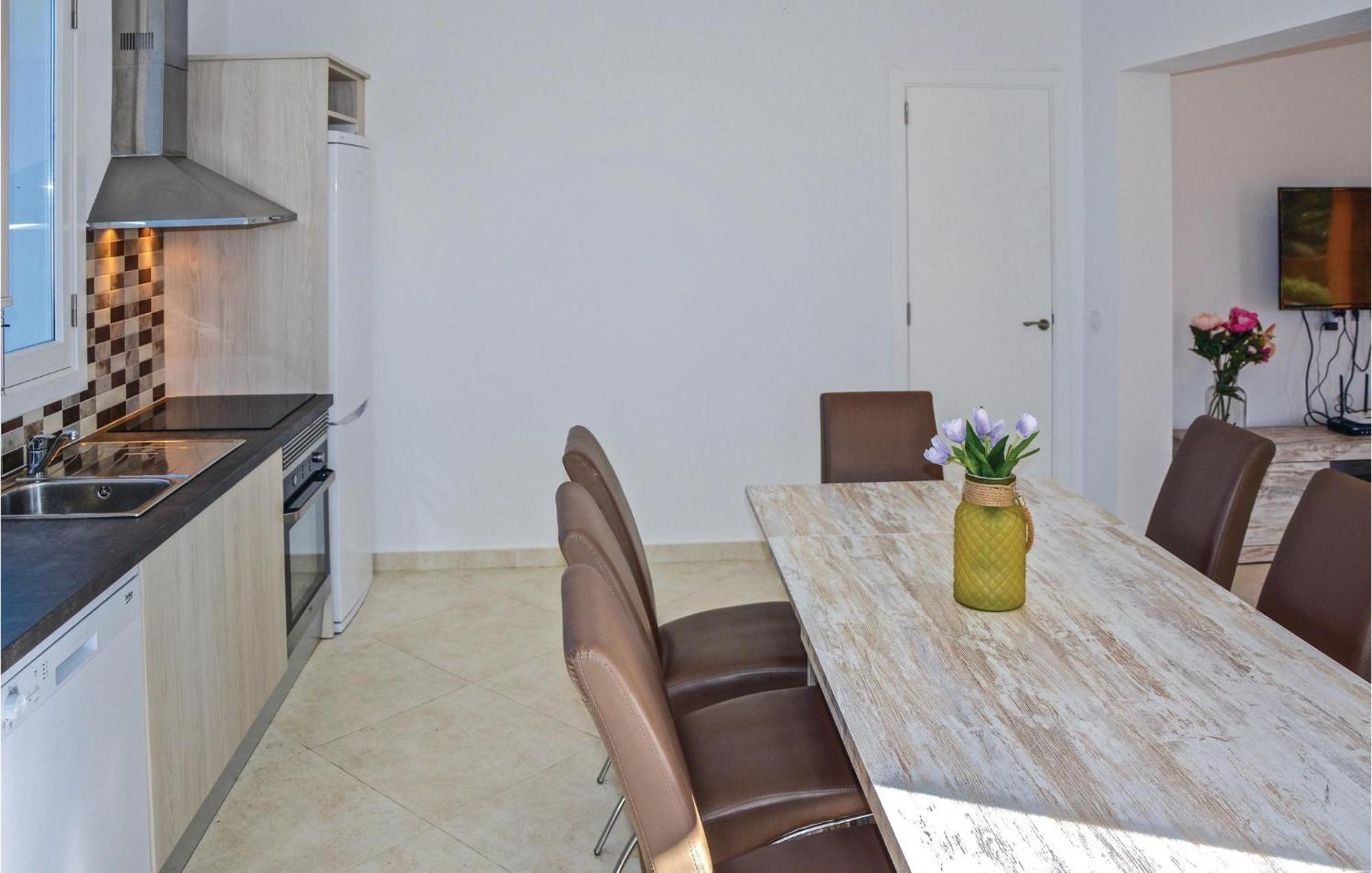 Hébergement de vacances Awesome In With Kitchenette Ariany